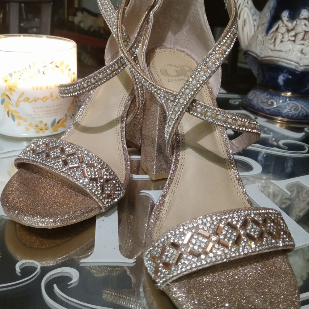Brand new, never worn Gianni Bini eye-catching pumps.